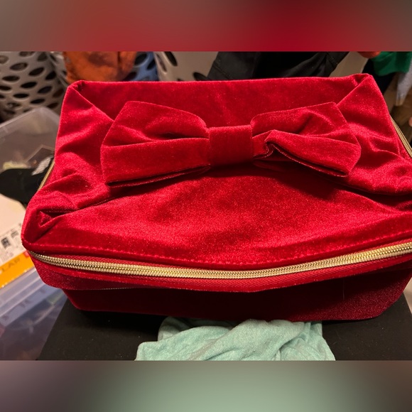 Red Velvet Bow Clutch - Picture 1 of 3